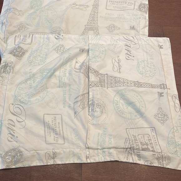 Paris Duvet Cover and pillow Shams - Picture 3 of 6